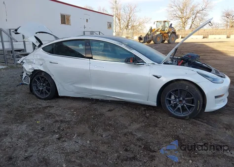 2020 Tesla Model 3 Standard Range Plus Rear-Wheel Drive/Standard Range Rear-Wheel Drive z USA, uszkodzony, nr VIN 5YJ3E1EA8LF612488